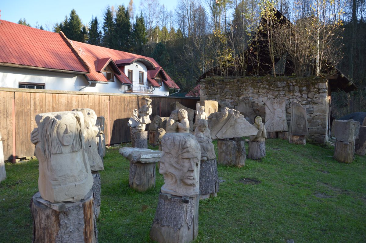 Oravský Biely Potok - kamenné sochy